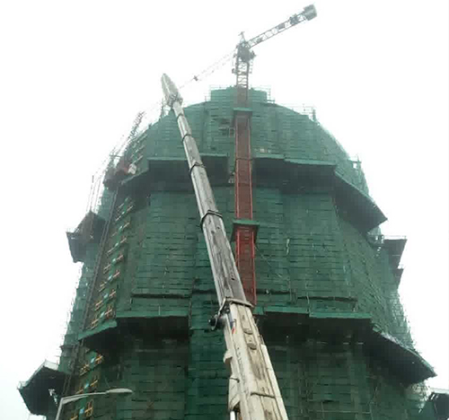 汉中市吊车在工地上作业